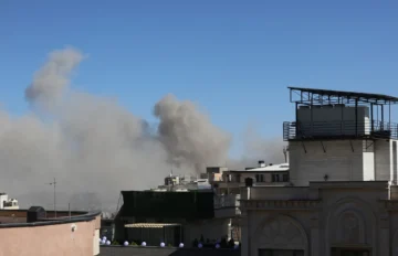  TEHERÁN (IRÁN (República Islámica de)), 18/06/2025.- Humo se eleva tras un ataque aéreo israelí sobre Teherán, Irán, el 18 de junio de 2025. Israel e Irán han estado intercambiando disparos desde que Israel lanzó ataques en Irán el 13 de junio de 2025 como parte de la Operación 
