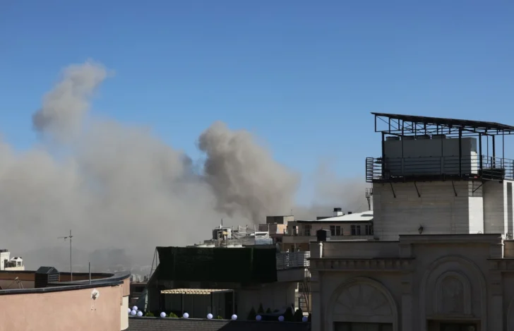  TEHERÁN (IRÁN (República Islámica de)), 18/06/2025.- Humo se eleva tras un ataque aéreo israelí sobre Teherán, Irán, el 18 de junio de 2025. Israel e Irán han estado intercambiando disparos desde que Israel lanzó ataques en Irán el 13 de junio de 2025 como parte de la Operación 