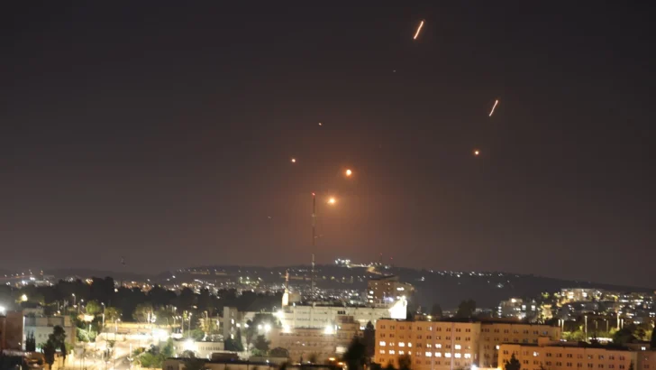 Irán lanza una nueva oleada de misiles a Israel sin víctimas ni impactos de misiles