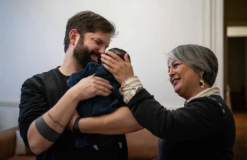 Boric recibe a su primera hija y a candidata presidencial comunista 