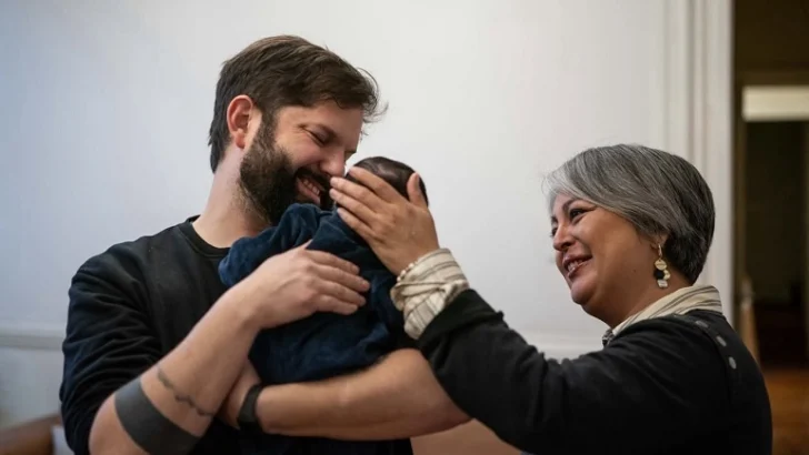 Boric recibe a su primera hija y a candidata presidencial comunista 