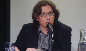  Carlos Aletto se deshace de siete mil libros para afrontar una crisis económica personal