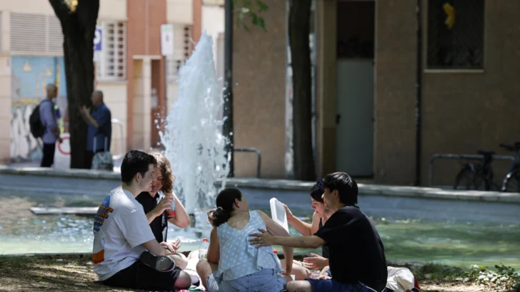 La ola de calor se alarga en España hasta el jueves con temperaturas de récord La ola de calor se alarga en España hasta el jueves con temperaturas de récord