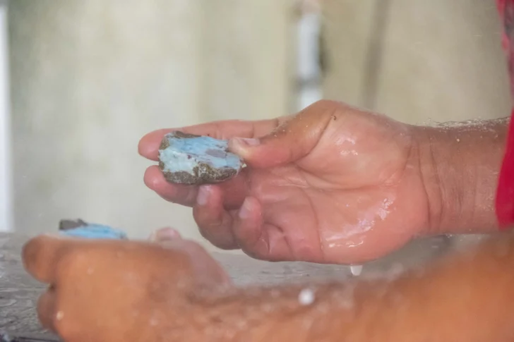 Larimar, roca preciosa, orgullo de comunitarios de Barahona