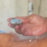 Larimar, roca preciosa, orgullo de comunitarios de Barahona