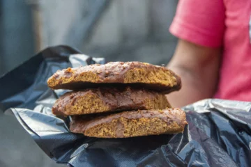 Fuego, harina y voluntad: las historias de Morena y Celia cocinando el “bienmesabe”