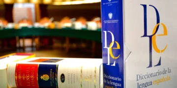 «De buenas a primeras», no «de buena a primera» «De buenas a primeras», no «de buena a primera»