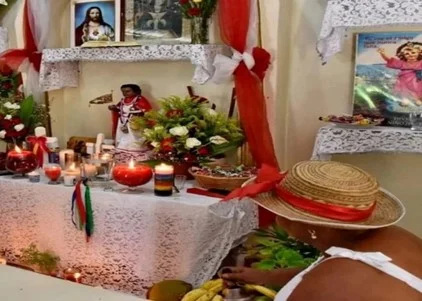  Doña Hilda en su altar, celebración a San Juan Bautista, Villa Fundación Bani. Fuente externa.