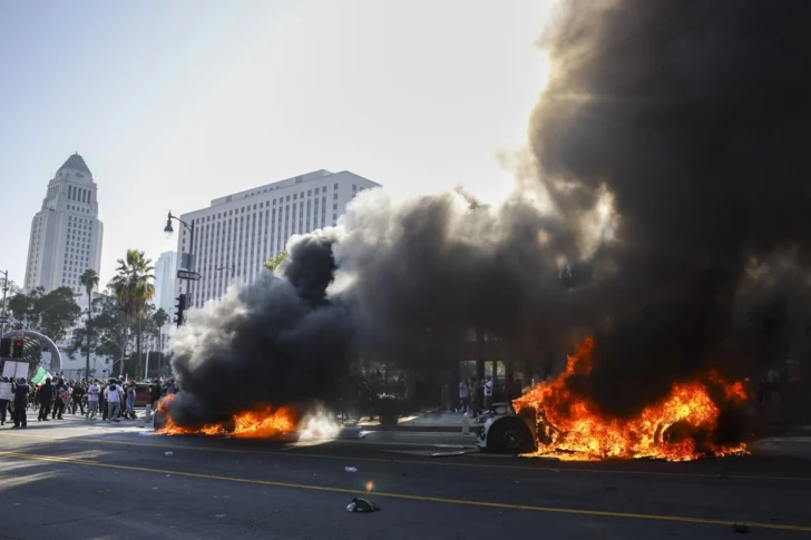 LOS ÁNGELES (Estados Unidos), 06/09/2025.- Autos arden durante las protestas provocadas por las redadas migratorias en Los Ángeles, California, EE. UU., el 8 de junio de 2025. El presidente estadounidense, Donald Trump, ha desplegado 2.000 efectivos de la Guardia Nacional, a pesar de no haber recibido ninguna solicitud de asistencia adicional del estado de California, tras las multitudinarias protestas contra las continuas redadas migratorias en el área de Los Ángeles durante los últimos días. (Protestas) EFE/EPA/CAROLINE BREHMAN