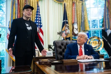 Trump amenaza con cortar los contratos públicos con empresas de Musk y Tesla cae un 14 % en bolsa