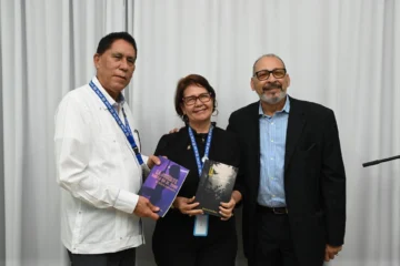  El vice-rector académico de la UCNE, doctor Martin Ortega Then, la directora de la biblioteca licenciada Borja Capote y el autor de la obra doctor Amado José Rosa