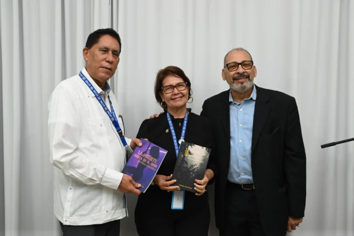  El vice-rector académico de la UCNE, doctor Martin Ortega Then, la directora de la biblioteca licenciada Borja Capote y el autor de la obra doctor Amado José Rosa