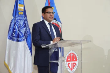 Enoe Dominguez, autor del libro Finanzas y Tributación.