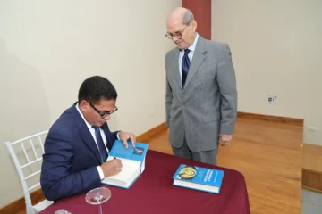 Enoe Dominguez en la firma de su libro.
