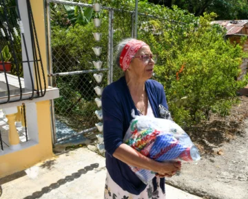 Comedores Económicos realiza operativo de entrega de raciones crudas en Manabao