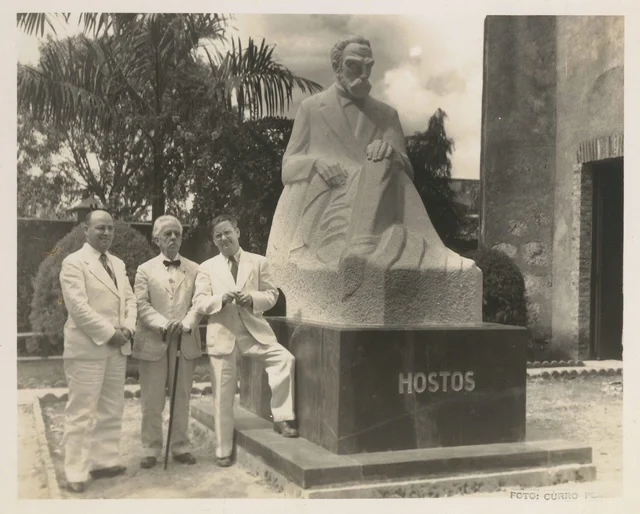 Recomienda trasladar estatua de Eugenio María de Hostos al parque con su nombre