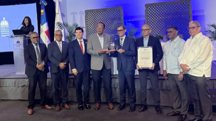 César Iglesias recibe premio nacional por su excelencia en seguridad laboral César Iglesias recibe premio nacional por su excelencia en seguridad laboral