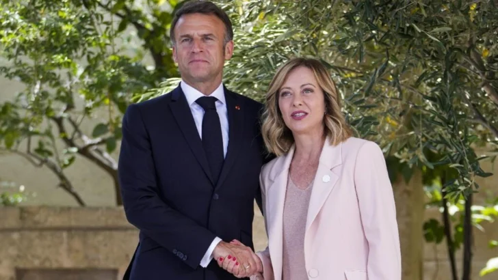 Emmanuel Macron en Italia para intentar mejorar sus relaciones con Giorgia Meloni