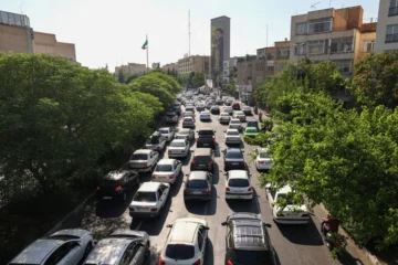  Vehículos abandonando Teherán de día.