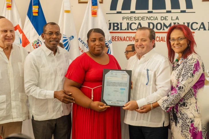 Gobierno entrega 302 títulos de propiedad a familias de Samaná