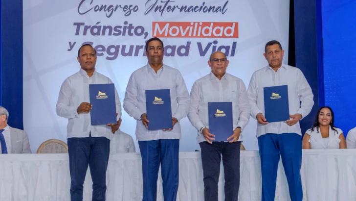 Gobierno y sectores locales firman compromiso por la seguridad vial Gobierno y sectores locales firman compromiso por la seguridad vial