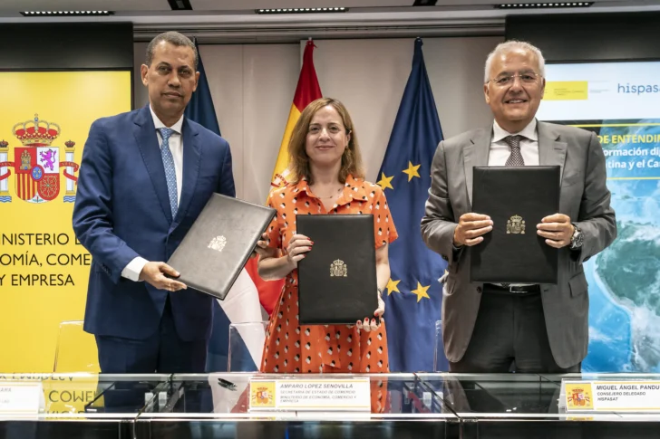 Indotel firma acuerdo con España e Hispasat para impulsar conectividad satelital