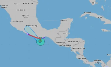 El huracán Erick se intensificó esta noche a horas de llegar a México