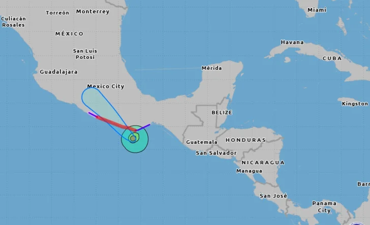 El huracán Erick se intensificó esta noche a horas de llegar a México
