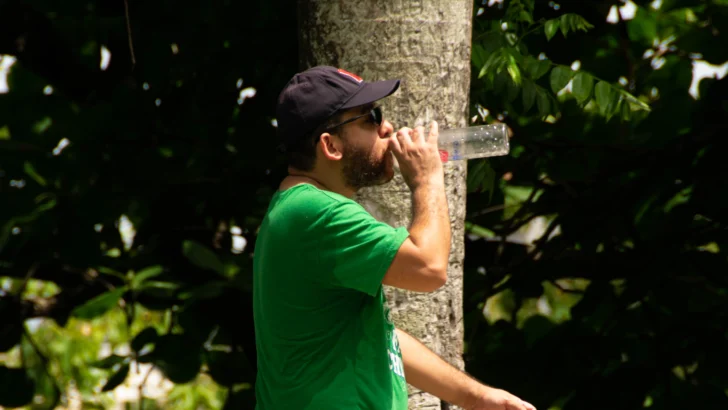 Bajo el sol y el polvo, los dominicanos resisten el calor sin detener su rutina