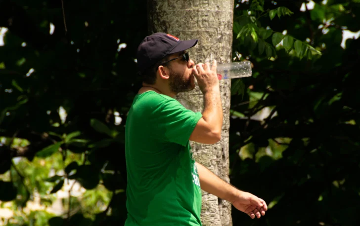 Bajo el sol y el polvo, los dominicanos resisten el calor sin detener su rutina
