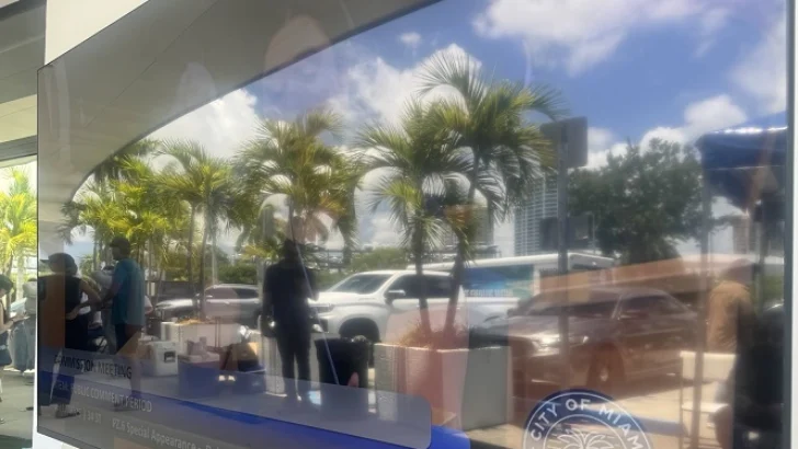 Miami permite que su policía coopere con ICE para arrestar migrantes