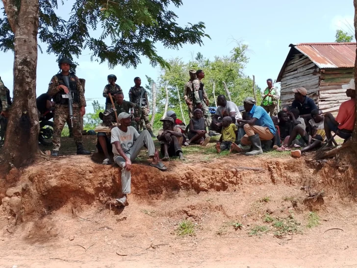 Ejército arresta a un grupo de haitianos acusados de cortar árboles y hacer carbón sin autorización