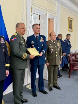 El ministro de Defensa va Washington para debatir sobre relaciones estratégicas y recibe reconocimiento internacional