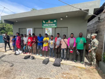Militares apresan migrantes indocumentados y confiscan contrabando de cigarrillos Militares apresan migrantes indocumentados y confiscan contrabando de cigarrillos