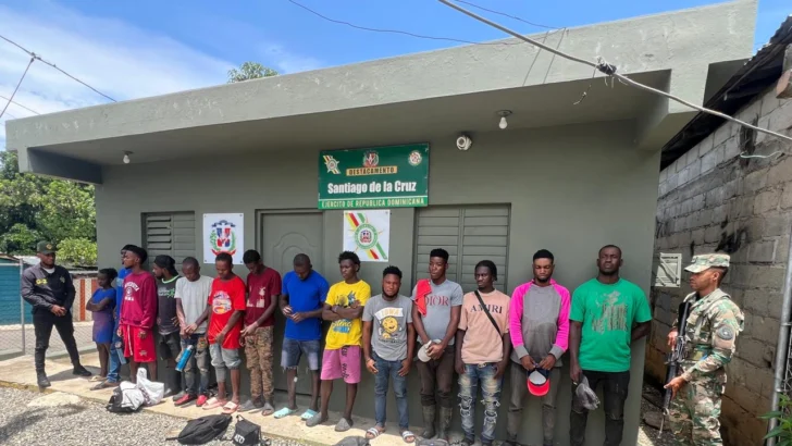 Militares apresan migrantes indocumentados y confiscan contrabando de cigarrillos Militares apresan migrantes indocumentados y confiscan contrabando de cigarrillos