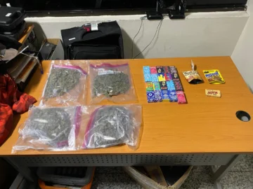 Arrestan a un hombre con cuatro paquetes presumiblemente de marihuana en el AILA