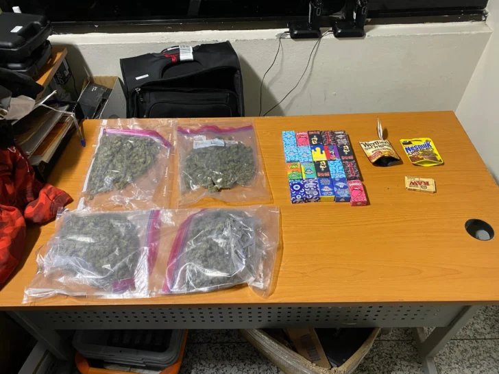 Arrestan a un hombre con cuatro paquetes presumiblemente de marihuana en el AILA