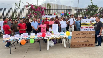 Activistas sociales celebran 'cumpleaños' a obras en construcción que no son concluidas