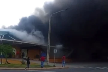 Incendio afecta instalaciones del Merca Santo Domingo este domingo