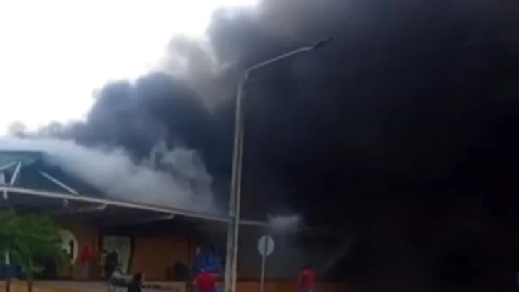 Incendio afecta instalaciones del Merca Santo Domingo este domingo