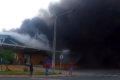 Incendio afecta instalaciones del Merca Santo Domingo este domingo