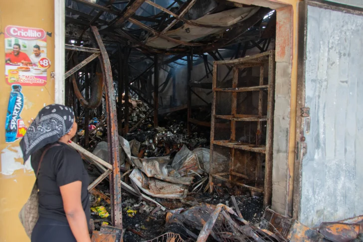 Gobierno evalúa daños por incendio en el Merca SD para asistir a comerciantes afectados