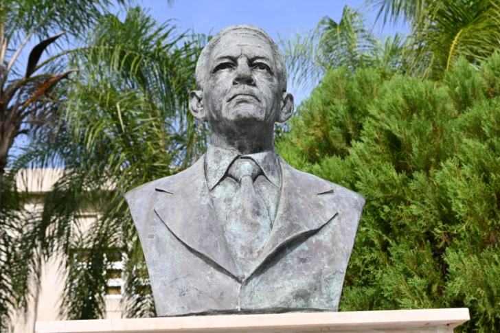  Busto de Juan Bosch.