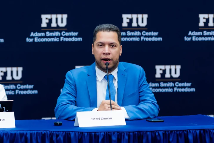 Jatzel Román expone en Encuentro Atlántico de Think Tanks en Miami
