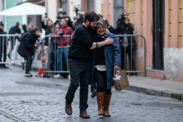 Boric recibe a su primera hija y a candidata presidencial comunista 'con el corazón hinchado'
