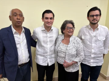  José Enrique García, presentador de la obra; Alfredo López Ariza, Nelly Alburquerque de Hirujo, autora; y Christian López Ariza.