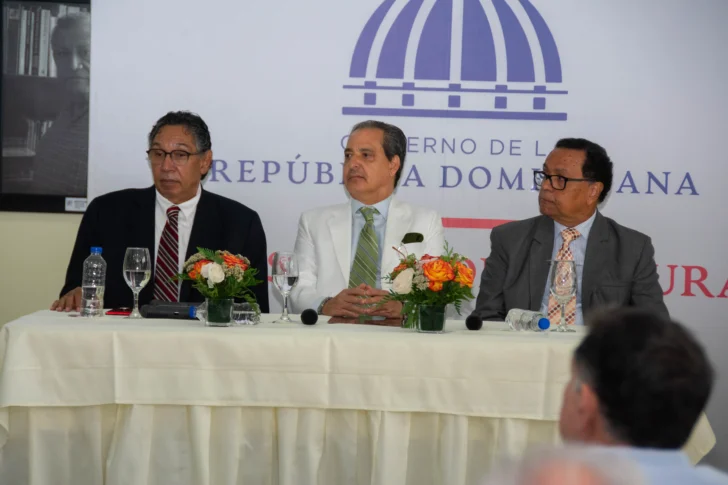  Mesa directiva: Aquiles Julián, Pastor de Moya y Rafael Peralta Romero.