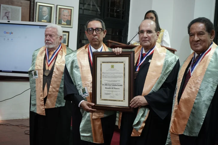 Academia de Ciencias inviste como miembro de número al jurista Julio César Castaños Guzmán