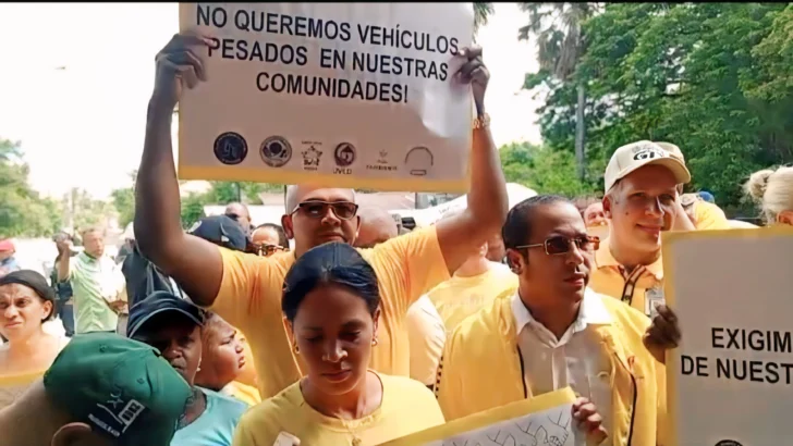 Juntas de vecinos reclaman detener el paso de vehículos pesados por sus calles Juntas de vecinos reclaman detener el paso de vehículos pesados por sus calles
