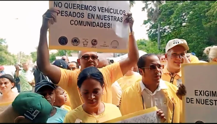 Juntas de vecinos reclaman detener el paso de vehículos pesados por sus calles